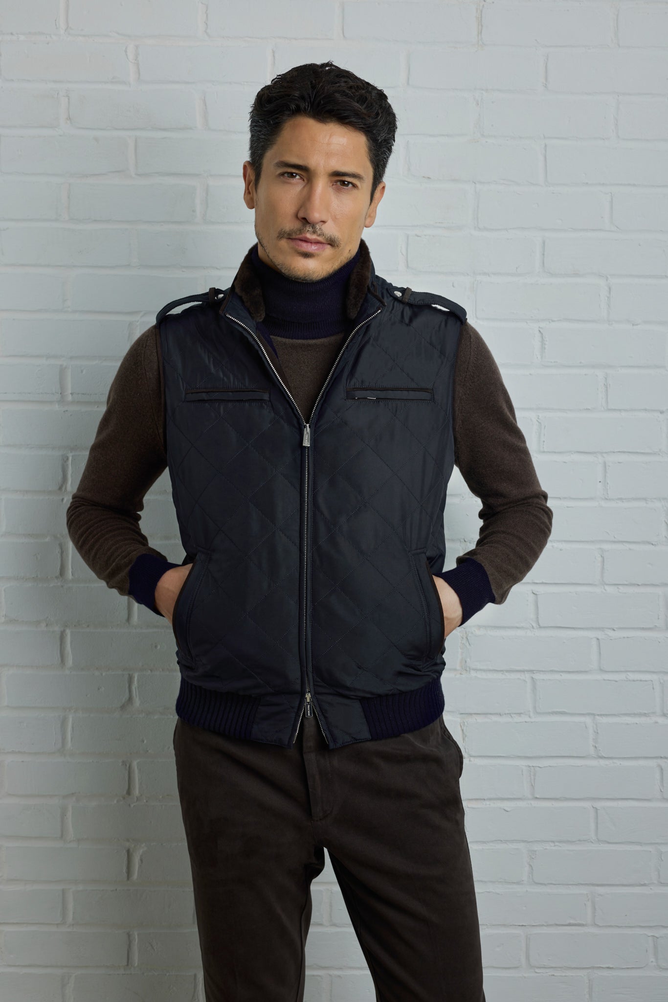 Gilet à épaulettes DONALD en silk nylon effet matelassé avec col en vison et doublure en Ultimum cashmere®