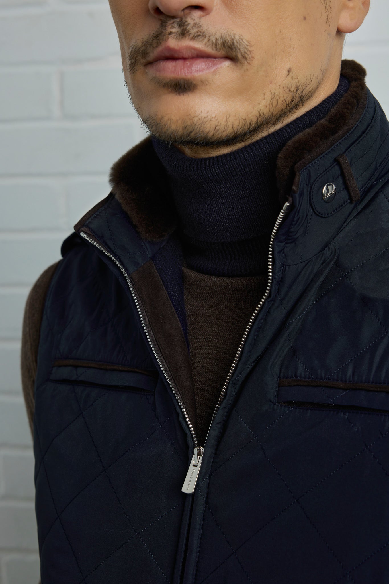 Gilet à épaulettes DONALD en silk nylon effet matelassé avec col en vison et doublure en Ultimum cashmere®