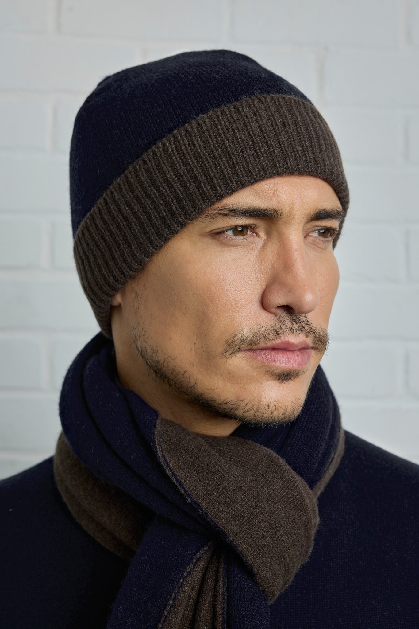 Bonnet bicolore en Ultimum cashmere® avec revers en bords-côtes