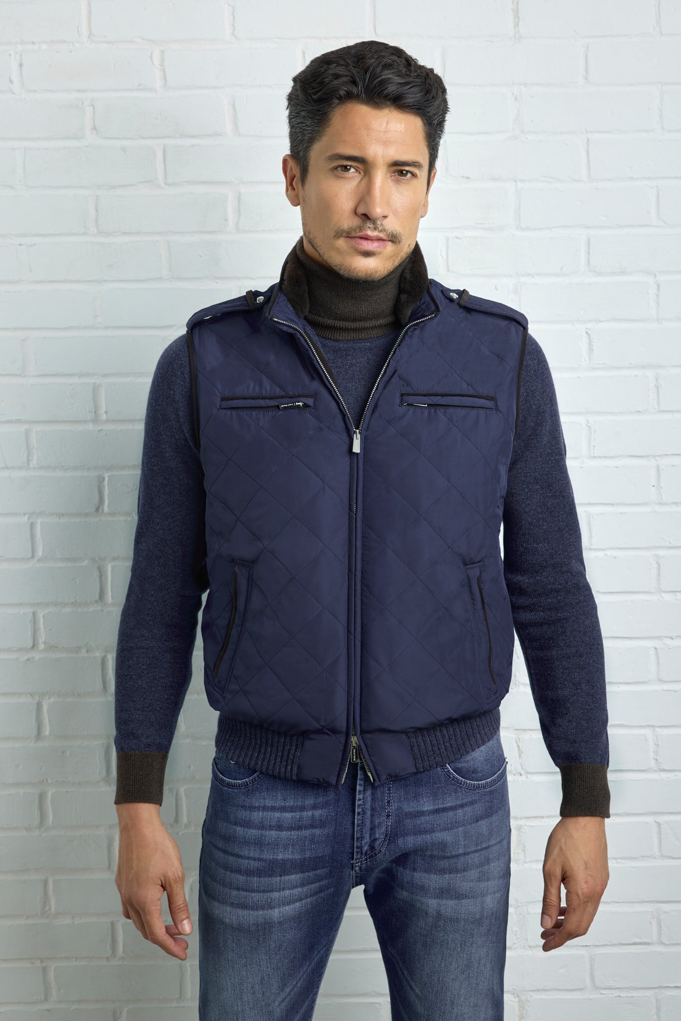 Gilet à épaulettes DONALD en silk nylon effet matelassé avec col en vison et doublure en Ultimum cashmere®