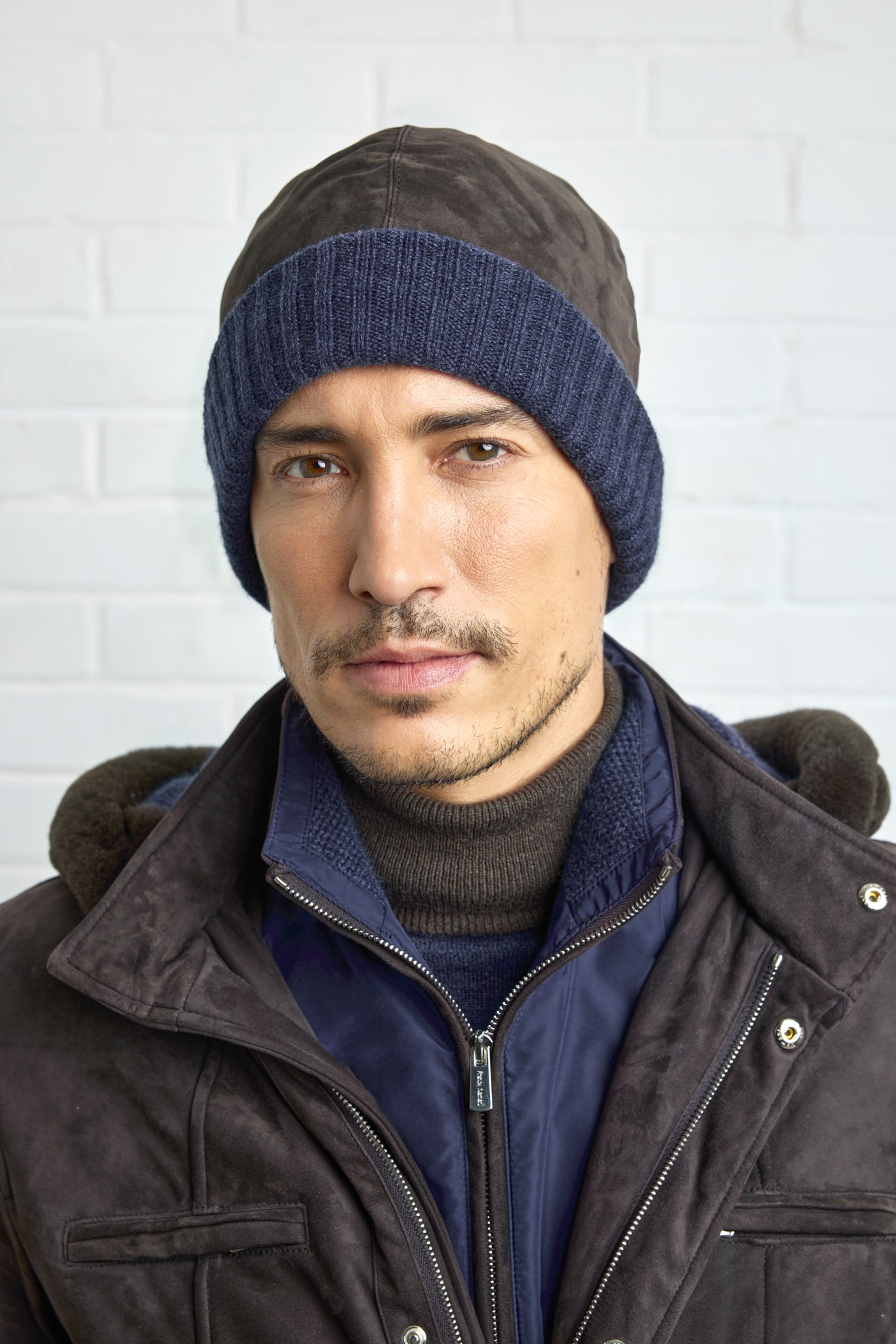 Two-tone ultra light suede beanie and Ultimum cashmere® ribbed cuffs