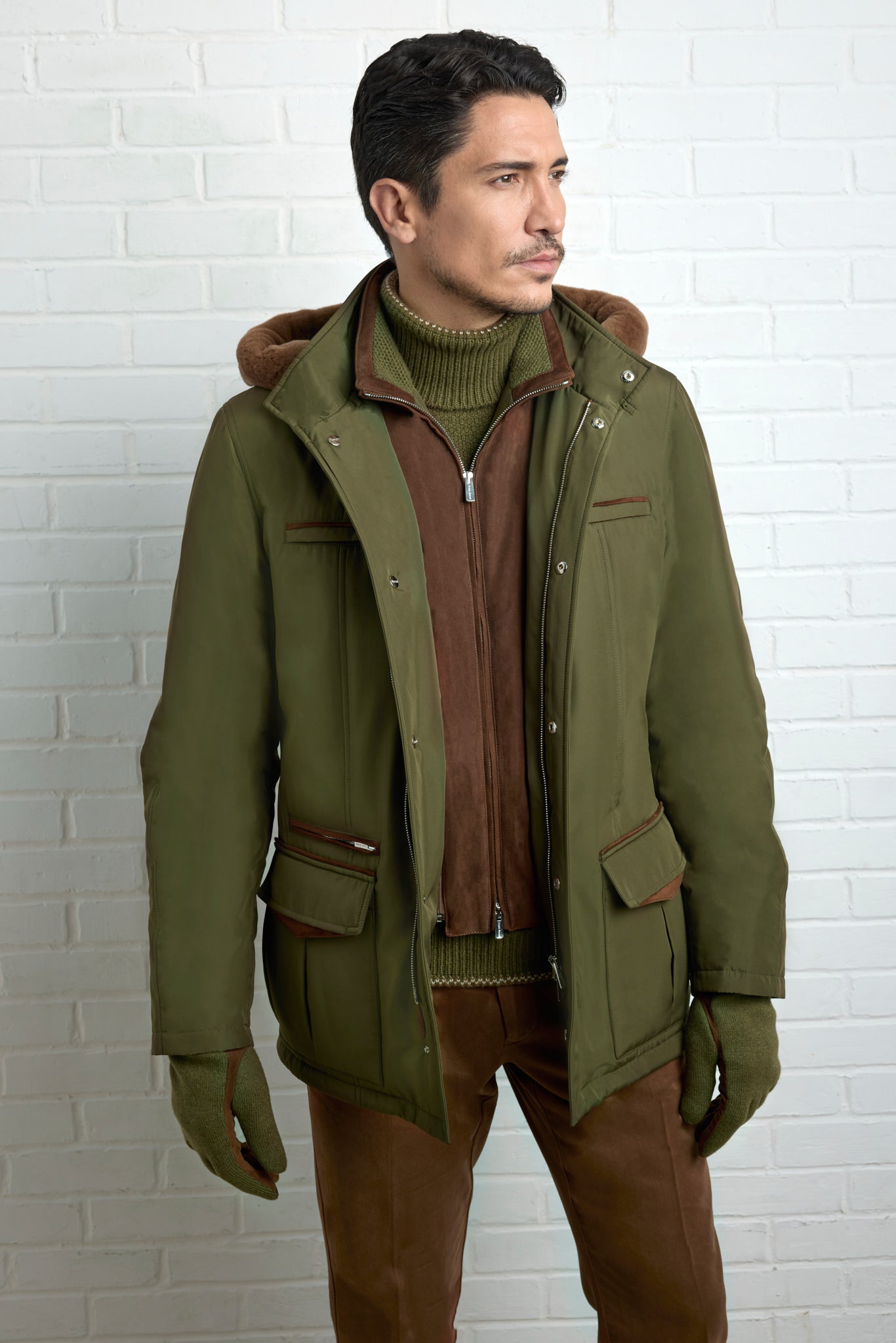 Parka ELVIS en silk nylon avec capuche bordée de vison, double col montant dont un plastron en suede amovible et doublure en Ultimum cashmere®