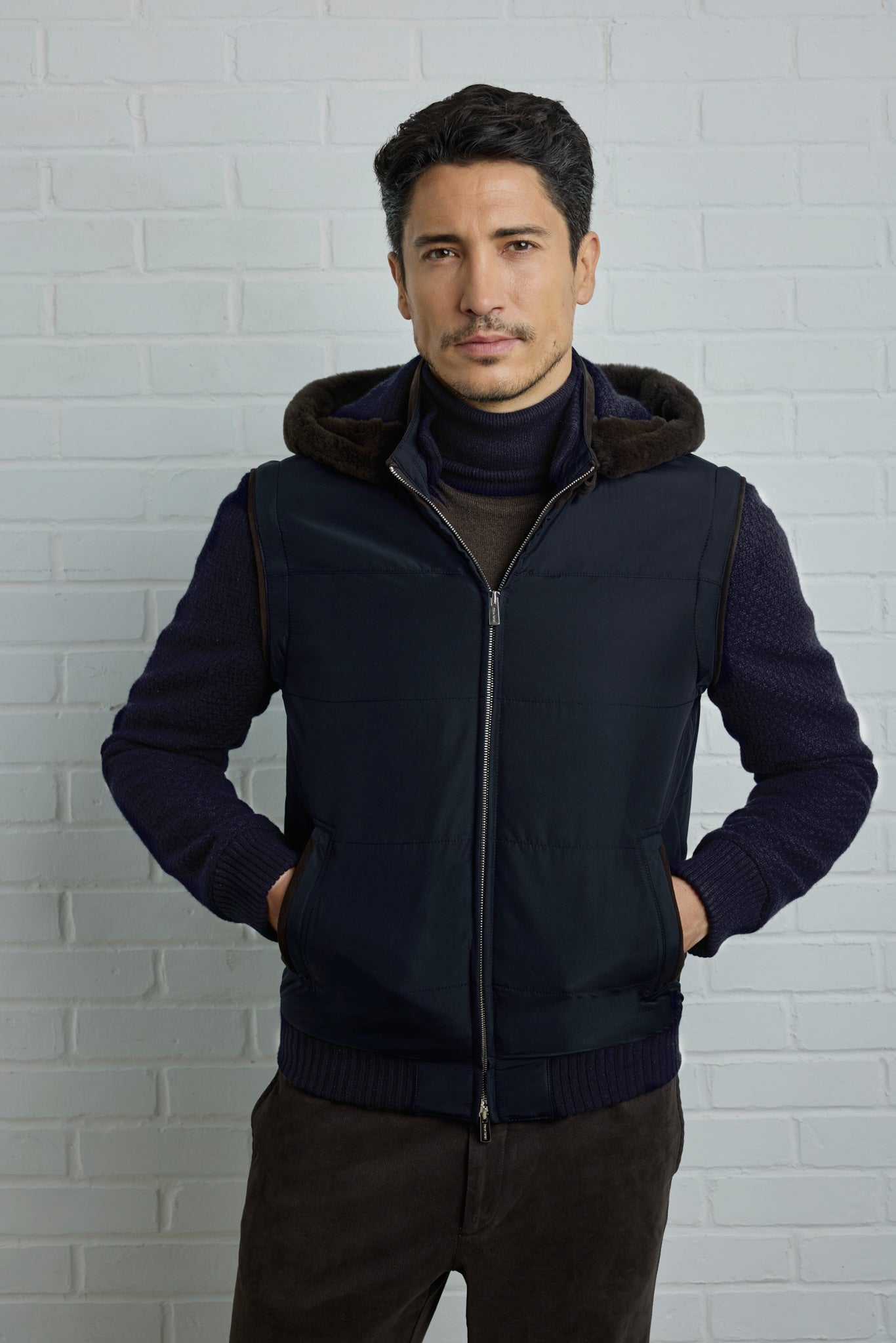 Blouson BRIDGE en silk nylon, manches amovibles en Ultimum cashmere® avec capuche bordée de vison et doublure en Ultimum cashmere®